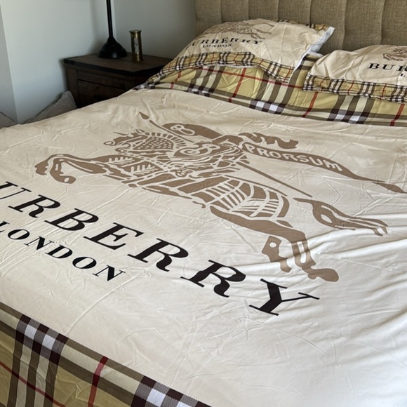 Burberry London Plaid Duvet Cover in Cream and Brown - Picture 2 of 6